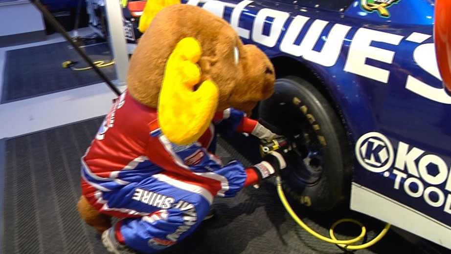 Талісман Майло New Hampshire Motor nascar mascot