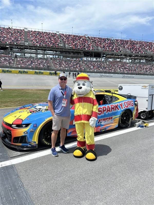 Талісман Пес Спаркі NASCAR авто форс маскот