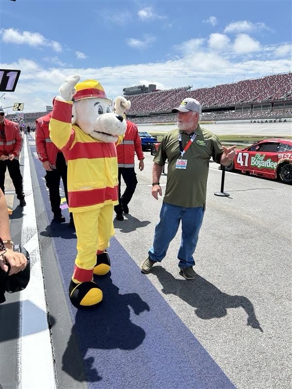 Талісман Пес Спаркі NASCAR талісман спаркі
